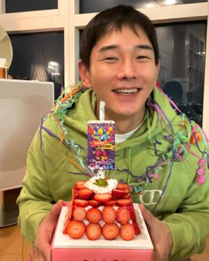 On Ju-wan Instagram - 생일 끝나기전에 마구잡이로 올리는 마지막 사진러쉬📸
오늘 연락해서 축하해준 형들 누나들 동생들 고맙고 
오늘 채워준 행복 감사합니다~
@montblanc THX

연말 다들 아프지말고 감기조심 하기💪