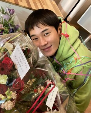 On Ju-wan Instagram - 생일 끝나기전에 마구잡이로 올리는 마지막 사진러쉬📸
오늘 연락해서 축하해준 형들 누나들 동생들 고맙고 
오늘 채워준 행복 감사합니다~
@montblanc THX

연말 다들 아프지말고 감기조심 하기💪