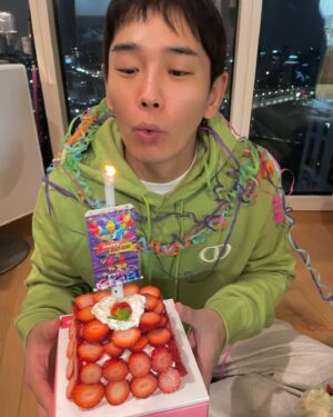 On Ju-wan Instagram - 생일 끝나기전에 마구잡이로 올리는 마지막 사진러쉬📸
오늘 연락해서 축하해준 형들 누나들 동생들 고맙고 
오늘 채워준 행복 감사합니다~
@montblanc THX

연말 다들 아프지말고 감기조심 하기💪