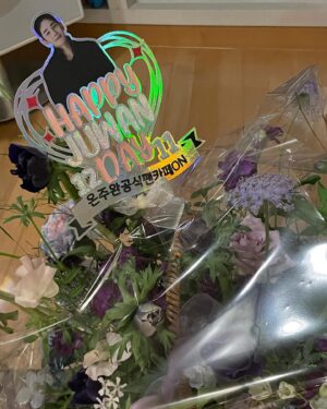 On Ju-wan Instagram - 생일 축하 고마워요❤️
항상 고맙고 감사하기만한 온 카페 팬들.
비오는 오늘 날씨가 다시 추워지니까 감기조심.

장뇌삼 보내준 어르신들~ 하루에 한뿌리씩~
모조리 다 씹어먹어줄께요 ㅎ
83년도에 나온 과자라며 찾아서 보내준 친구들~ 
동갑 친구들 보내줘서 땡큐😏

행복합시다~~~~~
난 행복합니다~~~❤️