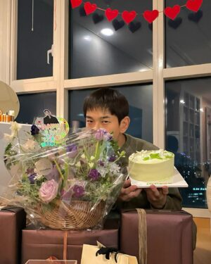 On Ju-wan Instagram - 생일 축하 고마워요❤️
항상 고맙고 감사하기만한 온 카페 팬들.
비오는 오늘 날씨가 다시 추워지니까 감기조심.

장뇌삼 보내준 어르신들~ 하루에 한뿌리씩~
모조리 다 씹어먹어줄께요 ㅎ
83년도에 나온 과자라며 찾아서 보내준 친구들~ 
동갑 친구들 보내줘서 땡큐😏

행복합시다~~~~~
난 행복합니다~~~❤️