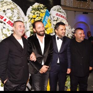 Önder Açıkbaş Instagram - @safaksezer @talipozturkk @serkansengulofficial nereye bakıyoruz o güzel akşamda😊? (Cevappp maggazin kamaralarına)