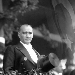 Onur Atilla Instagram - Başımızdan eksik olma Büyük Atatürk. 

Umudunu hiç yitirmeyen atam, umudumuzu hiç yitirmeyeceğiz. 
"Yurtta barış, dünyada barış."

İnandığı yoldan dönmeyen atam, senin yolundayız.
"Benim en büyük eserim Türkiye Cumhuriyeti'dir."

Çocuklarımız seni çok seviyor atam.
"Bütün ümidim gençliktedir."

Seni anmak için fotoğrafını paylaşıp geçmiyoruz atam, seni dinliyoruz, okuyoruz, anlatıyoruz.
"Beni görmek demek, mutlaka yüzümü görmek değildir. Benim fikirlerimi, benim duygularımı anlıyorsanız ve hissediyorsanız bu yeterlidir."