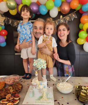 Onur Atilla Instagram - Benim neşeli, lokum oğlum Uygar iki yaşında! Büyümene, gelişmene, ömrüne uzun yıllar şahitlik etmemiz dileğiyle. Seni çok seviyoruz ailemizin iki enerji ve neşe kaynağından küçük olanı. 🥳❤️🌈
#UygarBey #İkiYaşında