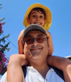 Onur Atilla Instagram - Kemal 5 yaşında! Beş yılda bana öğrettiklerin ve kattıkların için sana minnettarım oğlum. Hayatında hep iyi insanlar olsun. Anneni, kardeşini hep sev, canlılara merhametin eksilmesin. Çok eğlenceli bir ömrün olsun ve ben buna uzun yıllar şahit olabileyim. Seni çok seviyorum ilk göz ağrım...