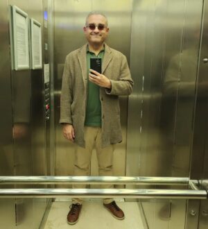 Onur Atilla Instagram - Peki...
365 gün, 45 kilo. 
Nasıl oldu diye soranlar ve cevap vermediğim için kızanlar da oldu. 
Operasyon geçireli tam bir yıl oldu. Bunu derhal paylaşmayı doğru bulmadım. Kilo sorunu olanlar, zayıflamak isteyip de zayıflayamanlar için bir umuda tutunmanın ne demek olduğunu iyi biliyorum. Fakat bu her ne kadar teknolojisi son noktada bir operasyon olsa da tanınmış birinden etkilenerek çabuk karar verilip girilecek bir operasyon olmamalı. Kimsenin vebalini almak istemem. Hayati tehlikesi olduğunu biliyoruz...

Yine çok temkinli olarak kendi yolculuğumda aldığım bu kararın beni şimdiye kadar mutlu ettiğini söyleyebilirim. Yapın ya da yapmayın demem, diyemem. 

Sadece mide küçültme ameliyatı olup zayıflamanın mümkün olmadığını, hayat boyu beslenme alışkanlığı ile birlikte hayatımıza sporu da dahil etmek gerektiğini, kan değerlerinden tutun da birçok kontrolü sık yaptırmak gerektiğini söylemeliyim. 

Sağlıklı günler. ❤️🧿✌️