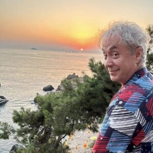 Onur Atilla Instagram - Mis gibi bir adamı, sıkı bir muhalifi, lise zamanlarıma damga vurmuş programların sahibini çok güzel bir çağında, her yerlere gösterileriyle koştururken aniden kaybettik. Metin Uca, Metin Abi, çok değerlisin. Seni özleyeceğiz. Bu kadar erken olmamalıydı...

30 sene önce dediklerinden şaşmaman bize örnektir: 

“Amacım habercilikte ayna olmak değil, konusu insan olan her şeyi ekrana getirmek. Yanıt aramıyorum soru işaretine dikkat çekmeye çalışıyorum ve en önemlisi toplumsal muhalefeti gülmece unsuruyla haberlerimde kullanıyorum.”