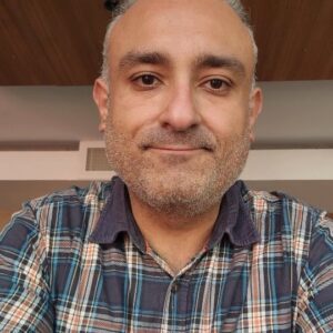Onur Atilla Instagram - 6 Şubat depremlerinde yıkılan henüz 3 yıllık bir bina MCG Tower. 
Arkadaşlarımız Süheyl ve @selosumba İskenderun'daki MCG Tower binasında kaybettikleri babaları Rafi Sümbültepe, anneleri Cahide Sümbültepe, kuzenleri ve yeğenleri 6 yaşındaki Mahir'le birlikte aynı binada hayatlarını kaybeden on dört can için adalet arıyorlar. @mcgtower_davasi 31 MAYIS'ta. 

Unutturmayacağımız dediğimiz depremlerde yitip giden hayatların sorumlulularından kaçı ceza aldı? Kaçı yurtdışında? Kaçı geceleri rahat uyku uyuyabiliyor?