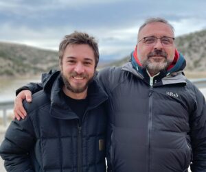Onur Bay Instagram - Bazı anları zaman geçtikçe hatırlamakta güçlük çekeriz ama o anın bize nasıl hissettirdiğini asla unutmayız. 
İlker’i oynamak da benim içimde böyle iz bıraktı.Zaman geçse de bana hissettirdiği duyguları içimde bıraktığı izleri unutmayacağım.
İlker’in tutsaklığının altında yaşadıkları beni üzerken, umut dolu oluşu her zaman bana ilham oldu. Okuduğumda da oynadığımda da tüylerimi diken diken eden, her an’ı benim için çok kıymetli olan bu işe sevgisini ve emeğini vermiş herkese teşekkür ederim. 

“Benim gitmem lazım şimdi.. tavuklar var tavuklar yem vermem gerek” 

Bana inanan ve güvenini her an hissettiren hocam @yagizaakaydin ‘a
Kaçış’ın hikayesini kaleme alan senaristimiz @ali.dogancay ‘a
Hikayemizin sahibi sevgili @enginakyurek ‘e, Kaçış’ı hayata geçiren @o3medya @samefilm_ist a,  @omerdurak2 ve Saner Ayar’a, Supervisor @basrialbayrak , @zeynepongen ‘e, @kahrooo ya görüntü yönetmenimiz @arasdemiray ‘a , @haciguvenn  ve çok değerli oyuncu arkadaşlarım @enginakyurek @azizcapkurt @iremhlvcioglu @arasaydinofficial @ademyilmazben @sezginuzunbekiroglu @boraelkoca @serdalgenc @sekogenc @leylatanlaar @levent_ulgen teşekkür ederim. 
Ve Kaçış’a emek veren herkese tüm ekip arkadaşlarıma teşekkür ederim. 💙 #kaçış