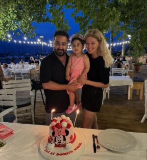 Onur Buldu Instagram - canım kızım doğum günün kutlu olsun seni çok seviyoruz ❤️ bu güzel akşamı hazırlayan  @ozkantorunogullari abisi ve @fitbybetul ablasına çok teşekkür ederiz 🙏❤️ @kozduygu @azizaslan @eyllculhaci @onurakinresmi @oguntorunogullari 🙏 bu güzel pastayı da @egefirinfethiye abisi hazırladı ona da çok teşekkür ederiz 🙏❤️
