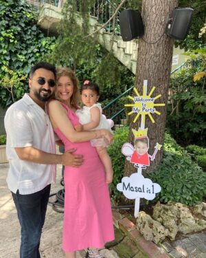 Onur Buldu Instagram - benim minik kızım 1 yaşında🥺 umarım hayatta hep iyi insanlar çıkar karşına. seni çok seviyoruz dombik ayak ❤️❤️❤️ @kozduygu