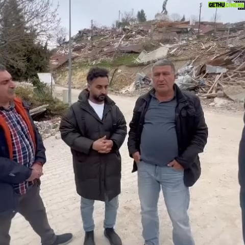 Onur Buldu - 23K Likes - Adıyaman Gölbaşından sonra Harmanlıya geçtik. Gölbaşında da en büyük sorun barınma. altyapı sorunlarından da muzdaripler. ama Harmanlı gördüğüm en kötü yıkımı yaşamış. hiç bir yardım alamadıklarından bahsettiler. başkanla konuştuğumuzda en büyük sorun barınma dedi. biraz da kırgınlar hiç kimsenin seslerini duymamasından. lütfen bu beldenin de sesini duyurmamıza yardımcı olun canlar.