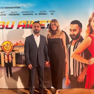 Onur Buldu Instagram - biraz geç kalsam da paylaşmak istedim 😊 Kim Bu Aile filmimizin galasından❤️ yalnız bırakmayan arayan soran herkese teşekkür ederim ❤️ @damat_official a ayrıca teşekkür ederim beni bu geceye hazırladıkları için❤️ bütün güzel enerjisiyle beni hazırlayan @dorukkakiz e de çok çok teşekkür ederim❤️ @kimbuailefilmi @cjenmturkiye