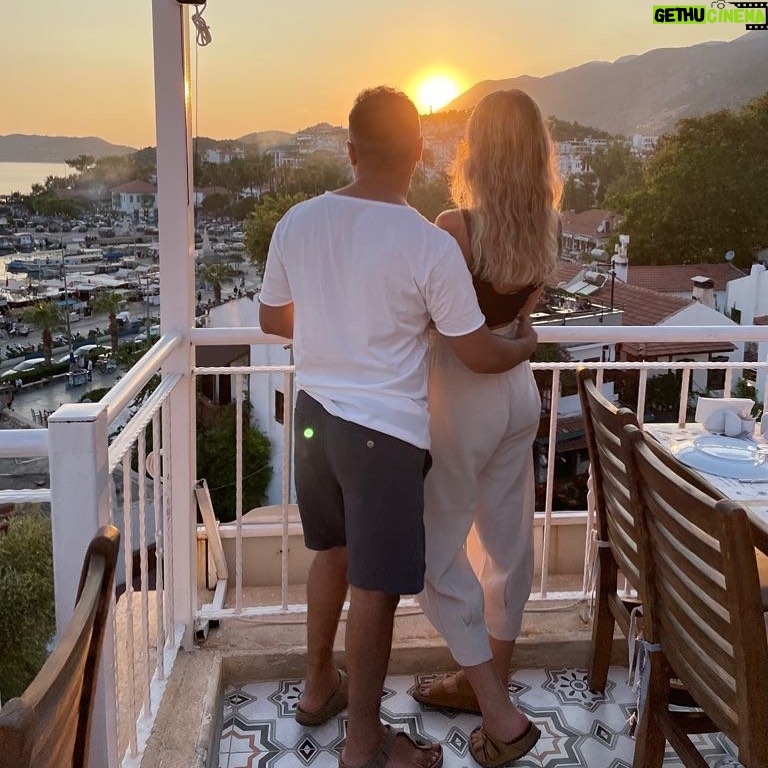 Onur Buldu - 27.9K Likes - @kozduygu her ne kadar unutsam da, beni affedeciğini bildiğim için burdan yalakalık yapmak istedim sana karıcım😊 1 yılımız kutlu olsun🎂