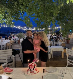 Onur Buldu Instagram - canım kızım doğum günün kutlu olsun seni çok seviyoruz ❤️ bu güzel akşamı hazırlayan  @ozkantorunogullari abisi ve @fitbybetul ablasına çok teşekkür ederiz 🙏❤️ @kozduygu @azizaslan @eyllculhaci @onurakinresmi @oguntorunogullari 🙏 bu güzel pastayı da @egefirinfethiye abisi hazırladı ona da çok teşekkür ederiz 🙏❤️