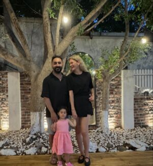 Onur Buldu Instagram - canım kızım doğum günün kutlu olsun seni çok seviyoruz ❤️ bu güzel akşamı hazırlayan  @ozkantorunogullari abisi ve @fitbybetul ablasına çok teşekkür ederiz 🙏❤️ @kozduygu @azizaslan @eyllculhaci @onurakinresmi @oguntorunogullari 🙏 bu güzel pastayı da @egefirinfethiye abisi hazırladı ona da çok teşekkür ederiz 🙏❤️