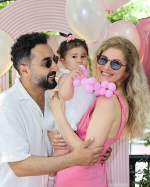 Onur Buldu Instagram - benim minik kızım 1 yaşında🥺 umarım hayatta hep iyi insanlar çıkar karşına. seni çok seviyoruz dombik ayak ❤️❤️❤️ @kozduygu
