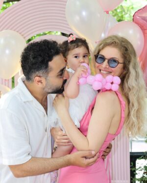 Onur Buldu Instagram - benim minik kızım 1 yaşında🥺 umarım hayatta hep iyi insanlar çıkar karşına. seni çok seviyoruz dombik ayak ❤️❤️❤️ @kozduygu