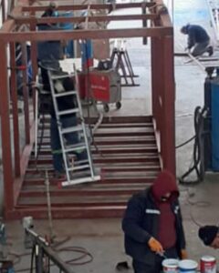 Onur Saylak Instagram - Babam ve kardeşim ilk konteyneri tamamladılar ve  Kuşadası’ndan yola çıkardılar… yenisi yapım aşamasında…  @okansaylak 🙏🏻🙏🏻