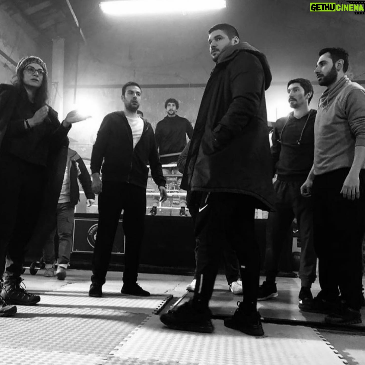 Onur Sermik - 3.1K Likes - En başta bana güvenip inanan ve rolü teslim eden her zaman yanımda olan abim Çağrı Bingüller’e ve @bskyapim aileme çok teşekkür ederim.Her zaman yanımda olan canım ablam menajerim @dilektozen iyi ki varsın. 3 tane hem iyi insan hem usta yönetmenle çalışma şansı edindim @ketche @mugeugurlarr @burakarliel bundan gurur duyuyorum. Senaristlerimiz abilerim @basakangigun ve AlphanDikmen abim kalemlerinize sağlık,elleriniz dert görmesin inşallah @ozyagciler gibi büyük bir ustayla çalışma şansı edindim .@tsayisman abim her anlamda örnek aldığım ve tanışmaktan beraber oynamaktan gurur duyduğum bir abi edindim. @erkoavci ve @burakaltayresmi abilerimle her sahnem konservatuar dönemimdeki dersler gibiydi. Sevgili @ilaydalisan ve @bernakoralturk @halitozgursari @sahinkendirciofficiall @emircankahyeri @esref_livv @onurgunduz4533 @mutiylmz_ @barisacarofficial @_sercancelik @canerbasinli @canbuyukaltay harika kardeşler edindim,harika zamanlar geçirdim,ömürlük dostluklar kurdum.Kamera arkasında yer alan herkesin ellerine sağlık,herkes müthiş emek verdi ve çok çalıştı iyi ki varlar...Her anlamda çok şey öğrendiğim bir 34 bölüm oldu,bir hatamız olduysa affola,bugün yeni bölümümüz var ve uzun süre unutulmayacak bir final bölümü oldu sakın kaçırmayın.Elveda Şampiyon @sampiyontrt