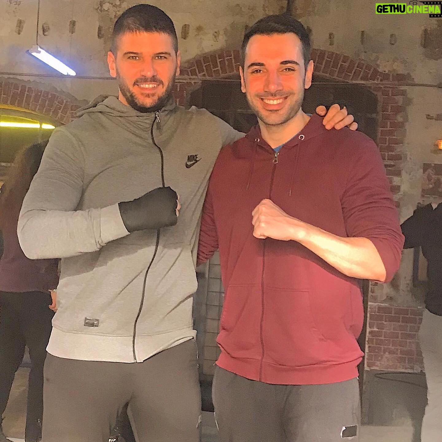 Onur Sermik - 3.1K Likes - En başta bana güvenip inanan ve rolü teslim eden her zaman yanımda olan abim Çağrı Bingüller’e ve @bskyapim aileme çok teşekkür ederim.Her zaman yanımda olan canım ablam menajerim @dilektozen iyi ki varsın. 3 tane hem iyi insan hem usta yönetmenle çalışma şansı edindim @ketche @mugeugurlarr @burakarliel bundan gurur duyuyorum. Senaristlerimiz abilerim @basakangigun ve AlphanDikmen abim kalemlerinize sağlık,elleriniz dert görmesin inşallah @ozyagciler gibi büyük bir ustayla çalışma şansı edindim .@tsayisman abim her anlamda örnek aldığım ve tanışmaktan beraber oynamaktan gurur duyduğum bir abi edindim. @erkoavci ve @burakaltayresmi abilerimle her sahnem konservatuar dönemimdeki dersler gibiydi. Sevgili @ilaydalisan ve @bernakoralturk @halitozgursari @sahinkendirciofficiall @emircankahyeri @esref_livv @onurgunduz4533 @mutiylmz_ @barisacarofficial @_sercancelik @canerbasinli @canbuyukaltay harika kardeşler edindim,harika zamanlar geçirdim,ömürlük dostluklar kurdum.Kamera arkasında yer alan herkesin ellerine sağlık,herkes müthiş emek verdi ve çok çalıştı iyi ki varlar...Her anlamda çok şey öğrendiğim bir 34 bölüm oldu,bir hatamız olduysa affola,bugün yeni bölümümüz var ve uzun süre unutulmayacak bir final bölümü oldu sakın kaçırmayın.Elveda Şampiyon @sampiyontrt