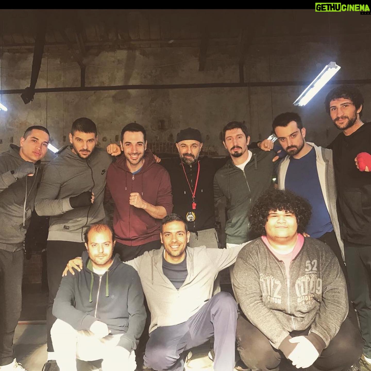 Onur Sermik - 3.1K Likes - En başta bana güvenip inanan ve rolü teslim eden her zaman yanımda olan abim Çağrı Bingüller’e ve @bskyapim aileme çok teşekkür ederim.Her zaman yanımda olan canım ablam menajerim @dilektozen iyi ki varsın. 3 tane hem iyi insan hem usta yönetmenle çalışma şansı edindim @ketche @mugeugurlarr @burakarliel bundan gurur duyuyorum. Senaristlerimiz abilerim @basakangigun ve AlphanDikmen abim kalemlerinize sağlık,elleriniz dert görmesin inşallah @ozyagciler gibi büyük bir ustayla çalışma şansı edindim .@tsayisman abim her anlamda örnek aldığım ve tanışmaktan beraber oynamaktan gurur duyduğum bir abi edindim. @erkoavci ve @burakaltayresmi abilerimle her sahnem konservatuar dönemimdeki dersler gibiydi. Sevgili @ilaydalisan ve @bernakoralturk @halitozgursari @sahinkendirciofficiall @emircankahyeri @esref_livv @onurgunduz4533 @mutiylmz_ @barisacarofficial @_sercancelik @canerbasinli @canbuyukaltay harika kardeşler edindim,harika zamanlar geçirdim,ömürlük dostluklar kurdum.Kamera arkasında yer alan herkesin ellerine sağlık,herkes müthiş emek verdi ve çok çalıştı iyi ki varlar...Her anlamda çok şey öğrendiğim bir 34 bölüm oldu,bir hatamız olduysa affola,bugün yeni bölümümüz var ve uzun süre unutulmayacak bir final bölümü oldu sakın kaçırmayın.Elveda Şampiyon @sampiyontrt
