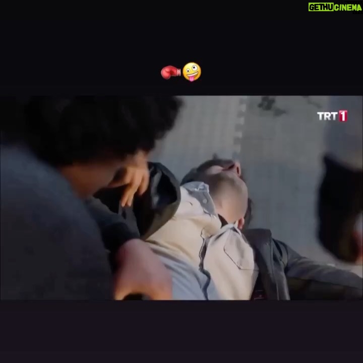 Onur Sermik - 3.1K Likes - En başta bana güvenip inanan ve rolü teslim eden her zaman yanımda olan abim Çağrı Bingüller’e ve @bskyapim aileme çok teşekkür ederim.Her zaman yanımda olan canım ablam menajerim @dilektozen iyi ki varsın. 3 tane hem iyi insan hem usta yönetmenle çalışma şansı edindim @ketche @mugeugurlarr @burakarliel bundan gurur duyuyorum. Senaristlerimiz abilerim @basakangigun ve AlphanDikmen abim kalemlerinize sağlık,elleriniz dert görmesin inşallah @ozyagciler gibi büyük bir ustayla çalışma şansı edindim .@tsayisman abim her anlamda örnek aldığım ve tanışmaktan beraber oynamaktan gurur duyduğum bir abi edindim. @erkoavci ve @burakaltayresmi abilerimle her sahnem konservatuar dönemimdeki dersler gibiydi. Sevgili @ilaydalisan ve @bernakoralturk @halitozgursari @sahinkendirciofficiall @emircankahyeri @esref_livv @onurgunduz4533 @mutiylmz_ @barisacarofficial @_sercancelik @canerbasinli @canbuyukaltay harika kardeşler edindim,harika zamanlar geçirdim,ömürlük dostluklar kurdum.Kamera arkasında yer alan herkesin ellerine sağlık,herkes müthiş emek verdi ve çok çalıştı iyi ki varlar...Her anlamda çok şey öğrendiğim bir 34 bölüm oldu,bir hatamız olduysa affola,bugün yeni bölümümüz var ve uzun süre unutulmayacak bir final bölümü oldu sakın kaçırmayın.Elveda Şampiyon @sampiyontrt
