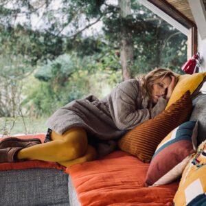 Ophélia Kolb Instagram - Et hop Fin de Tournage!
Ce sera sur @france2 
On n’efface pas les souvenirs 
Réalisé par @adelinedarraux 
Produit par #minteeStudio
Et les photos sont de mon nouveau photographe officiel @stephanedebac ✨
#dodo 
#jojolincruste
#papierpeint