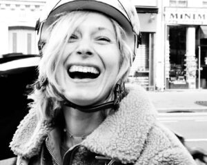 Ophélia Kolb Instagram - Pour finir cette semaine de 😊, celle qui était déjà médaille d’or en 2020 : @voiciopheliasu !

#sourire #smile #rire #laugh #portrait #bnw #bw #blackandwhitephotography #blackandwhite #photo #opheliakolb Ophelia Kolb