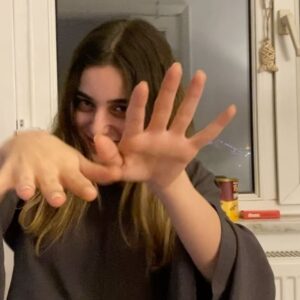 Oral Özer Instagram - 2019'dan beri💫
Zamanın ötesine geçen bu 5 yılda, senin varlığın hayatımın en güzel anları oldu. Hep mutluluk vardı, hep mükemmeldik gibi değil; kusurlarımızla birbirimize bağlı olmamız, bu yolculuğu gerçek kıldı. 
Seninle daha nice anılar biriktirmeyi sabırsızlıkla bekliyorum sevgili.
İyi ki doğdun @damlasuikizoglu 🥂
 ve bize (mocha hamlet ve bana) hayat kattın. 
Seni seviyoruz ❤️
*son foto çekildiğimiz ilk fotoğrafımız...