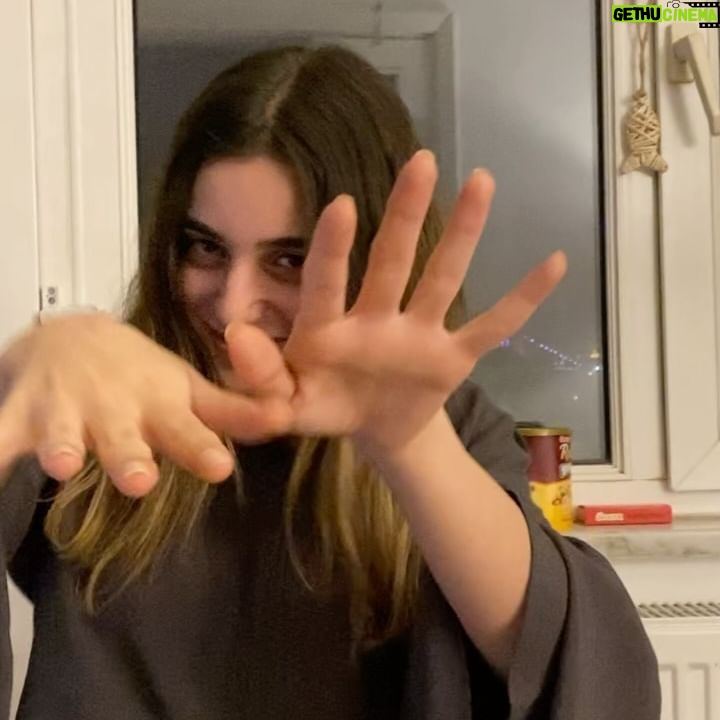 Oral Özer - 12.8K Likes - 2019'dan beri💫
Zamanın ötesine geçen bu 5 yılda, senin varlığın hayatımın en güzel anları oldu. Hep mutluluk vardı, hep mükemmeldik gibi değil; kusurlarımızla birbirimize bağlı olmamız, bu yolculuğu gerçek kıldı.
Seninle daha nice anılar biriktirmeyi sabırsızlıkla bekliyorum sevgili.
İyi ki doğdun @damlasuikizoglu 🥂
ve bize (mocha hamlet ve bana) hayat kattın.
Seni seviyoruz ❤️
*son foto çekildiğimiz ilk fotoğrafımız...