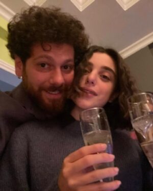 Oral Özer Instagram - 2019'dan beri💫
Zamanın ötesine geçen bu 5 yılda, senin varlığın hayatımın en güzel anları oldu. Hep mutluluk vardı, hep mükemmeldik gibi değil; kusurlarımızla birbirimize bağlı olmamız, bu yolculuğu gerçek kıldı. 
Seninle daha nice anılar biriktirmeyi sabırsızlıkla bekliyorum sevgili.
İyi ki doğdun @damlasuikizoglu 🥂
 ve bize (mocha hamlet ve bana) hayat kattın. 
Seni seviyoruz ❤️
*son foto çekildiğimiz ilk fotoğrafımız...