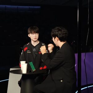 Orbit Instagram - 페이커 그는 신이야
신은 주사위를 던지지 않지만 롤은 하는 듯

전설의 전당 1호 헌액자로 입성한 페이커
또 대상혁이야 이제 다시 기습숭배해야 해
진심으로 축하드리며 정말 영광이었습니다

어떤 각도로 봐도 빛나는 그의 멋진 용안은
결국 비슷한 사진을 여러 장 넣게 만들었다

항상 공부하고 성장하고 고민하는 혁신가
페이커의 전성기는 인간의 평균 수명일 듯

League of Legends professional gamer Faker, he is a god. God doesn't play dice, but he seems to be playing a game called LOL. I sincerely congratulate you on being selected as the first inductee into the Hall of Legends. I hope Faker’s skills in his prime will never change.
#faker #lol #sktt1 #t1 #leagueoflegends 
#riotgames #페이커 #롤 #리그오브레전드