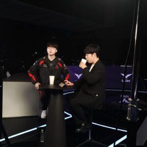 Orbit Instagram - 페이커 그는 신이야
신은 주사위를 던지지 않지만 롤은 하는 듯

전설의 전당 1호 헌액자로 입성한 페이커
또 대상혁이야 이제 다시 기습숭배해야 해
진심으로 축하드리며 정말 영광이었습니다

어떤 각도로 봐도 빛나는 그의 멋진 용안은
결국 비슷한 사진을 여러 장 넣게 만들었다

항상 공부하고 성장하고 고민하는 혁신가
페이커의 전성기는 인간의 평균 수명일 듯

League of Legends professional gamer Faker, he is a god. God doesn't play dice, but he seems to be playing a game called LOL. I sincerely congratulate you on being selected as the first inductee into the Hall of Legends. I hope Faker’s skills in his prime will never change.
#faker #lol #sktt1 #t1 #leagueoflegends 
#riotgames #페이커 #롤 #리그오브레전드