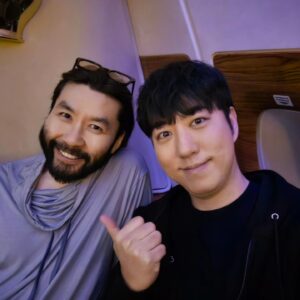 Orbit Instagram - 일단 오슬로 도착
홍철이형이랑 빠니보틀이랑 함께 북극으로
첫날부터 뒤가 없이 직진하는 노빠궤 여행
도파민 통제를 신중하게 해야겠다는 생각

잠깐 겨울을 놓친 가을 날씨처럼 선선하고
카메라에 담지 못하는 이야기가 더 많아서
앞으로 남은 2주가 얼마나 즐거울지 기대

그나저나 새벽 4시인데도 정말 밝아 신기
위도 48° 이상의 고위도 지방에서 보이는
태양이 지평선 아래로 지지 않은 백야인가