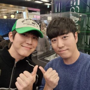 Orbit Instagram - 더현대 팝업 4일차
오늘도 촬영 때문에 오래 있지 못하였지만
짧은 사이에도 반가운 분들이 와주셨어요

여의도 일대를 마비시킨 대병건 숭배하라
에너지 넘치는 의리파 귀염둥이 장지수님
새로운 스타일 잘 어울리는 윤소희 배우님

내일도 방송이 있어서 끝까지는 못있지만
남은 일정도 최선을 다해서 해내겠습니다
더현대 서울에서 수요일까지 계속 만나요