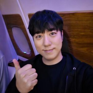 Orbit Instagram - 일단 오슬로 도착
홍철이형이랑 빠니보틀이랑 함께 북극으로
첫날부터 뒤가 없이 직진하는 노빠궤 여행
도파민 통제를 신중하게 해야겠다는 생각

잠깐 겨울을 놓친 가을 날씨처럼 선선하고
카메라에 담지 못하는 이야기가 더 많아서
앞으로 남은 2주가 얼마나 즐거울지 기대

그나저나 새벽 4시인데도 정말 밝아 신기
위도 48° 이상의 고위도 지방에서 보이는
태양이 지평선 아래로 지지 않은 백야인가