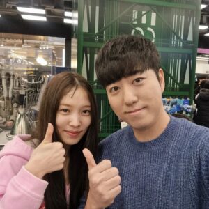 Orbit Instagram - 더현대 팝업 4일차
오늘도 촬영 때문에 오래 있지 못하였지만
짧은 사이에도 반가운 분들이 와주셨어요

여의도 일대를 마비시킨 대병건 숭배하라
에너지 넘치는 의리파 귀염둥이 장지수님
새로운 스타일 잘 어울리는 윤소희 배우님

내일도 방송이 있어서 끝까지는 못있지만
남은 일정도 최선을 다해서 해내겠습니다
더현대 서울에서 수요일까지 계속 만나요