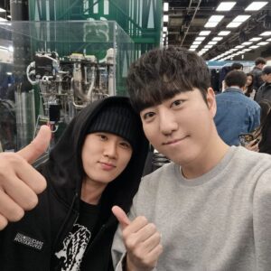 Orbit Instagram - 더현대 팝업 3일차
주말의 여의도 더현대가 어떤 상황인지
생생하게 경험할 수 있는 하루였습니다

어제왔다가 못 만나서 또 와준 랩퍼 쿠기,
오랜만에 만난 반가운 친구 서동주 변호사,
멋진 최고민수 선생님, 임민소 아나운서님,
남도형 성우와 깜찍 애굽민수형, 승우아빠

바쁘신 와중에 어쩜 이렇게 다 와주시는지
감사한 마음을 담아 오늘도 궤도 포토이즘