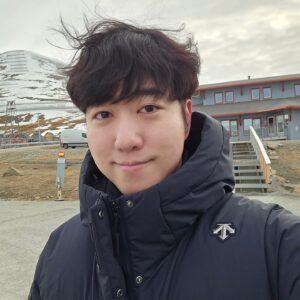 Orbit Instagram - 날 보는 북극곰
못만날 뻔 하다가 기가막히게 만남
아마도 북극곰도 과학 좋아하는 듯

아직도 북극 사진이 많이 남았는데
빠니랑 홍철이형, 그리고 안될과학
편집본 영상들은 거의 다 올라온 듯
인스타보다 유튜브 업로드가 빠르네

남겨둔 사진들을 전부 올리고 나면
동화 속에서 현실로 돌아와버릴까봐
우리의 여행이 정말로 끝나버릴까봐

앞으로 두 번만 더 올리고 멈춰야지
개썰매와 얼음동굴, 그리고 노르웨이
#북극 #북극곰 #스발바르 #아문센
#다산 #과학기지 #빠니보틀 #노홍철
