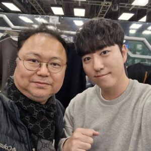 Orbit Instagram - 더현대 팝업 3일차
주말의 여의도 더현대가 어떤 상황인지
생생하게 경험할 수 있는 하루였습니다

어제왔다가 못 만나서 또 와준 랩퍼 쿠기,
오랜만에 만난 반가운 친구 서동주 변호사,
멋진 최고민수 선생님, 임민소 아나운서님,
남도형 성우와 깜찍 애굽민수형, 승우아빠

바쁘신 와중에 어쩜 이렇게 다 와주시는지
감사한 마음을 담아 오늘도 궤도 포토이즘