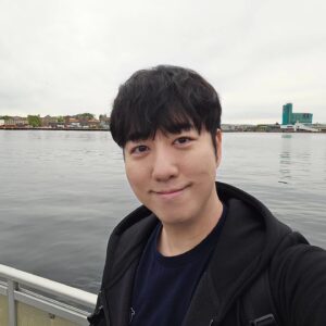 Orbit Instagram - 일단 오슬로 도착
홍철이형이랑 빠니보틀이랑 함께 북극으로
첫날부터 뒤가 없이 직진하는 노빠궤 여행
도파민 통제를 신중하게 해야겠다는 생각

잠깐 겨울을 놓친 가을 날씨처럼 선선하고
카메라에 담지 못하는 이야기가 더 많아서
앞으로 남은 2주가 얼마나 즐거울지 기대

그나저나 새벽 4시인데도 정말 밝아 신기
위도 48° 이상의 고위도 지방에서 보이는
태양이 지평선 아래로 지지 않은 백야인가