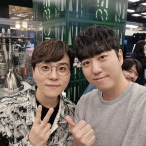 Orbit Instagram - 더현대 팝업 3일차
주말의 여의도 더현대가 어떤 상황인지
생생하게 경험할 수 있는 하루였습니다

어제왔다가 못 만나서 또 와준 랩퍼 쿠기,
오랜만에 만난 반가운 친구 서동주 변호사,
멋진 최고민수 선생님, 임민소 아나운서님,
남도형 성우와 깜찍 애굽민수형, 승우아빠

바쁘신 와중에 어쩜 이렇게 다 와주시는지
감사한 마음을 담아 오늘도 궤도 포토이즘