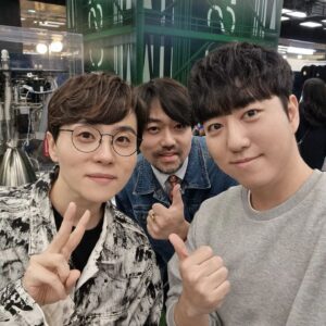 Orbit Instagram - 더현대 팝업 3일차
주말의 여의도 더현대가 어떤 상황인지
생생하게 경험할 수 있는 하루였습니다

어제왔다가 못 만나서 또 와준 랩퍼 쿠기,
오랜만에 만난 반가운 친구 서동주 변호사,
멋진 최고민수 선생님, 임민소 아나운서님,
남도형 성우와 깜찍 애굽민수형, 승우아빠

바쁘신 와중에 어쩜 이렇게 다 와주시는지
감사한 마음을 담아 오늘도 궤도 포토이즘