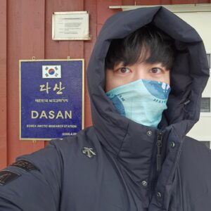 Orbit Instagram - 날 보는 북극곰
못만날 뻔 하다가 기가막히게 만남
아마도 북극곰도 과학 좋아하는 듯

아직도 북극 사진이 많이 남았는데
빠니랑 홍철이형, 그리고 안될과학
편집본 영상들은 거의 다 올라온 듯
인스타보다 유튜브 업로드가 빠르네

남겨둔 사진들을 전부 올리고 나면
동화 속에서 현실로 돌아와버릴까봐
우리의 여행이 정말로 끝나버릴까봐

앞으로 두 번만 더 올리고 멈춰야지
개썰매와 얼음동굴, 그리고 노르웨이
#북극 #북극곰 #스발바르 #아문센
#다산 #과학기지 #빠니보틀 #노홍철