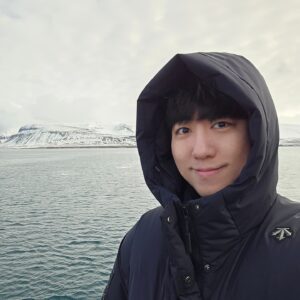 Orbit Instagram - 날 보는 북극곰
못만날 뻔 하다가 기가막히게 만남
아마도 북극곰도 과학 좋아하는 듯

아직도 북극 사진이 많이 남았는데
빠니랑 홍철이형, 그리고 안될과학
편집본 영상들은 거의 다 올라온 듯
인스타보다 유튜브 업로드가 빠르네

남겨둔 사진들을 전부 올리고 나면
동화 속에서 현실로 돌아와버릴까봐
우리의 여행이 정말로 끝나버릴까봐

앞으로 두 번만 더 올리고 멈춰야지
개썰매와 얼음동굴, 그리고 노르웨이
#북극 #북극곰 #스발바르 #아문센
#다산 #과학기지 #빠니보틀 #노홍철