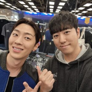 Orbit Instagram - 더현대 팝업 1일차
정말 많은 분들께서 찾아주셔서
힘든 줄도 모르고 10시간 가까이
깜짝 알바로 함께 참여했습니다 :)

특히 바쁘신 중에 잊지않고 와주신
민아 아나운서님, 수민 아나운서님,
러블리즈 지수님, 민지 인플루언서님,
김풍 작가님, 잇섭 유튜버님, 그레이님
초호화 게스트분들 항상 사랑합니다 :)