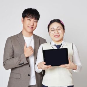 Orbit Instagram - 즐거웠던 광고 촬영
인공지능 기반 학습앱 콴다에서 만든
일대일 비대면 과외서비스 콴다과외

사내뷰공업 홍유경님이 학생으로 등장
엄청난 동안이셔서 진짜 고등학생인줄
난 선생님이긴 한데 말은 몇 마디 안함

짧은 광고지만 빛의 방향과 색감 등을
완벽하게 표현하기 위해 전문가분들과
오랜 시간 고민하고 반복하며 촬영했다
광고라는 건 이런 거구나 느꼈던 시간!

여러 가지 이야기가 담긴 시리즈 광고를
앞으로 TV, 지면, 유튜브, 스터디 카페 등
다양한 곳에서 우연히 만날 수 있을 지도

인생선생님을 만난다는 문구가 울린다
나도 그런 분들을 곳곳에서 만났으리라
#콴다 #과외 #콴다과외 #궤도 #홍유경 
#안될과학 #사내뷰공업 #인생 #선생님