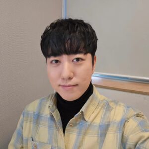 Orbit Instagram - 요즘 꽂힌 최애 패션
우재님이 코디해준 노란 체크 남방 스타일
너무 마음에 들어서 비슷한 분위기를 찾다
홍대 하이츠에서 발견 후 거의 맨날 입는 듯

목폴라로 한껏 멋을 부리며 다니고 있는데
누가 빅뱅이론 하워드 왈로위치 닮았다고

처음엔 충격을 받았지만 잠시 생각해보니
국제우주정거장까지 다녀온 우주비행사네
하워드를 닮았단 건 나름 업계 포상일지도

After seeing the clothes I often wear these days, someone remarked that I resembled Howard Wolowitz, a character from the TV series The Big Bang Theory. I was surprised but thought it was funny, so I decided to accept the conclusion.