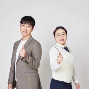 Orbit Instagram - 즐거웠던 광고 촬영
인공지능 기반 학습앱 콴다에서 만든
일대일 비대면 과외서비스 콴다과외

사내뷰공업 홍유경님이 학생으로 등장
엄청난 동안이셔서 진짜 고등학생인줄
난 선생님이긴 한데 말은 몇 마디 안함

짧은 광고지만 빛의 방향과 색감 등을
완벽하게 표현하기 위해 전문가분들과
오랜 시간 고민하고 반복하며 촬영했다
광고라는 건 이런 거구나 느꼈던 시간!

여러 가지 이야기가 담긴 시리즈 광고를
앞으로 TV, 지면, 유튜브, 스터디 카페 등
다양한 곳에서 우연히 만날 수 있을 지도

인생선생님을 만난다는 문구가 울린다
나도 그런 분들을 곳곳에서 만났으리라
#콴다 #과외 #콴다과외 #궤도 #홍유경 
#안될과학 #사내뷰공업 #인생 #선생님
